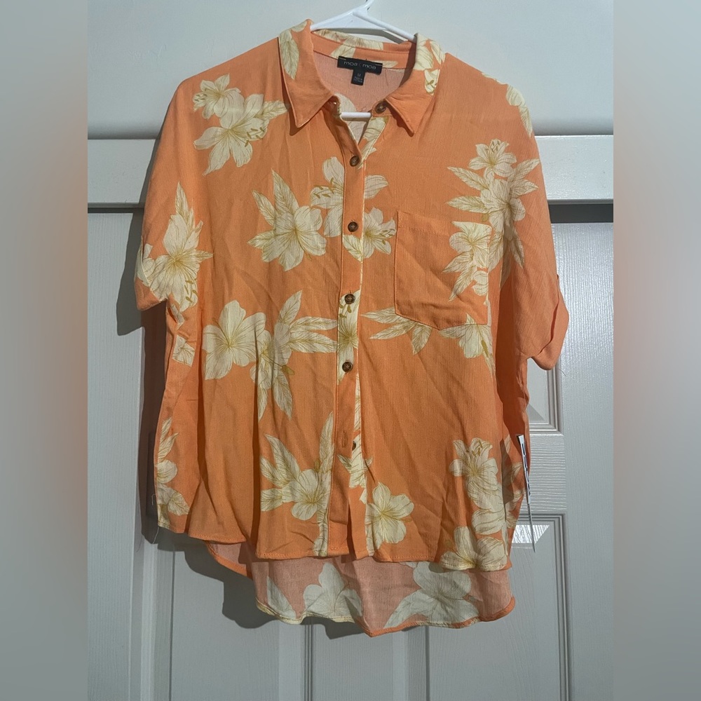 Short sleeve hawaiian blouse! Super cute tied in the middle or worn open!